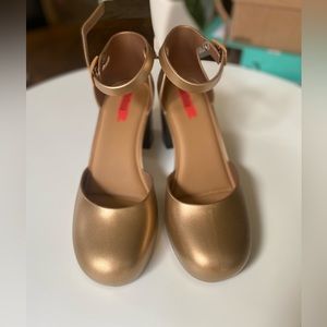 Melissa shoes, size 8, gold color. Pretty, elegant and confortable